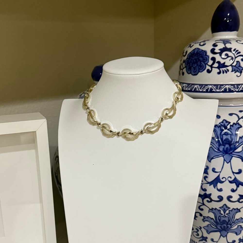 Vintage Gold Tone Leaf Design Necklace
